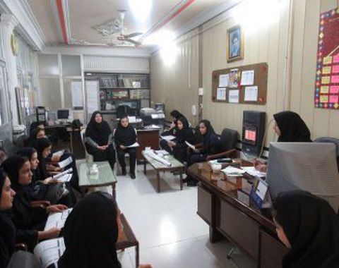 برگزاری جلسه با دانش آموزان و دبیران در خصوص مسابقات آزمایشگاهی